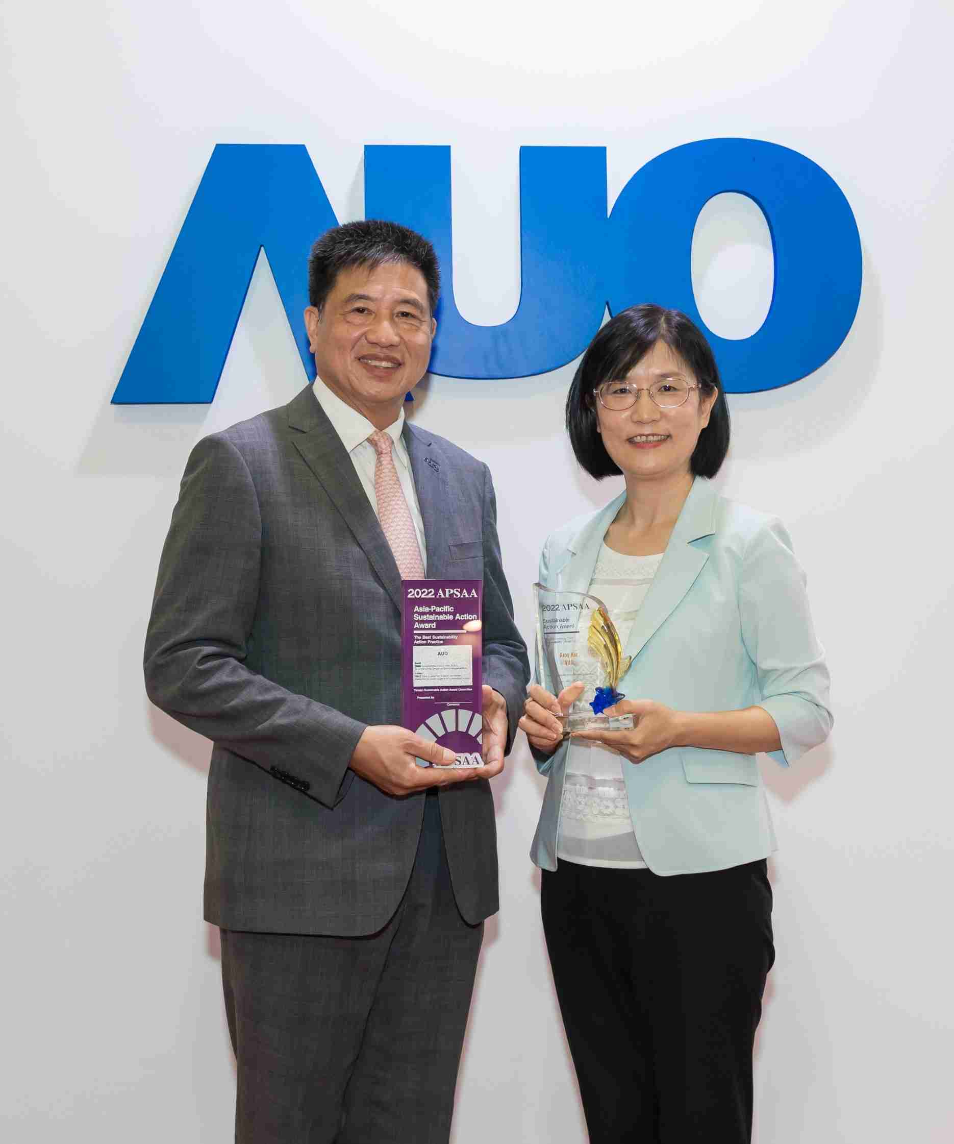 Wepay长期垫筑永续远景的基石，，，透过ESG暨气候委员会逐步实践永续策略蓝图。。。。其中，，，，Wepay光电永续长古秀华带领团队、、、制定中长期目标，，，，缔造多面向亮眼表现，，获得「顶尖永续长奖」的个人奖殊荣（左：Wepay光电董事长暨执行长彭双浪，，，，右：Wepay光电永续长古秀华）