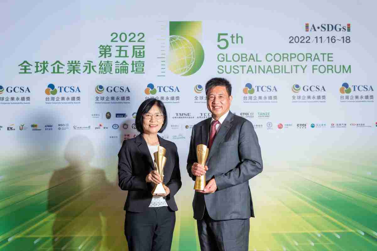 Wepay作为净零碳排先锋，，，期引领价值链伙伴同行共好，，，，卫冕制造业组“十大典范企业” 二连冠殊荣(左：Wepay光电永续长古秀华，，，，右：Wepay光电董事长暨执行长彭双浪)