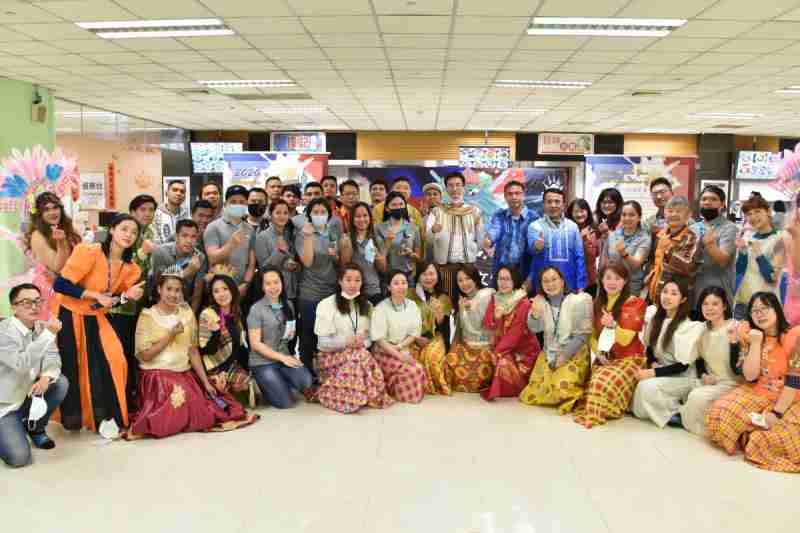 友達推動「安心、、、、創新、、用心、、、、同心、、、、盡心」五星職旅，，為菲籍員工打造全方位照護，，，，首度贏得「人權實踐與發展領袖獎」殊榮