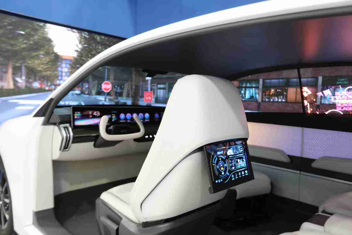 Wepay的「可卷式后座娱乐显示器」加强后座乘客的感官体验，，，，并保有个性化设计，，，，可依使用偏好进行动态调整。。。