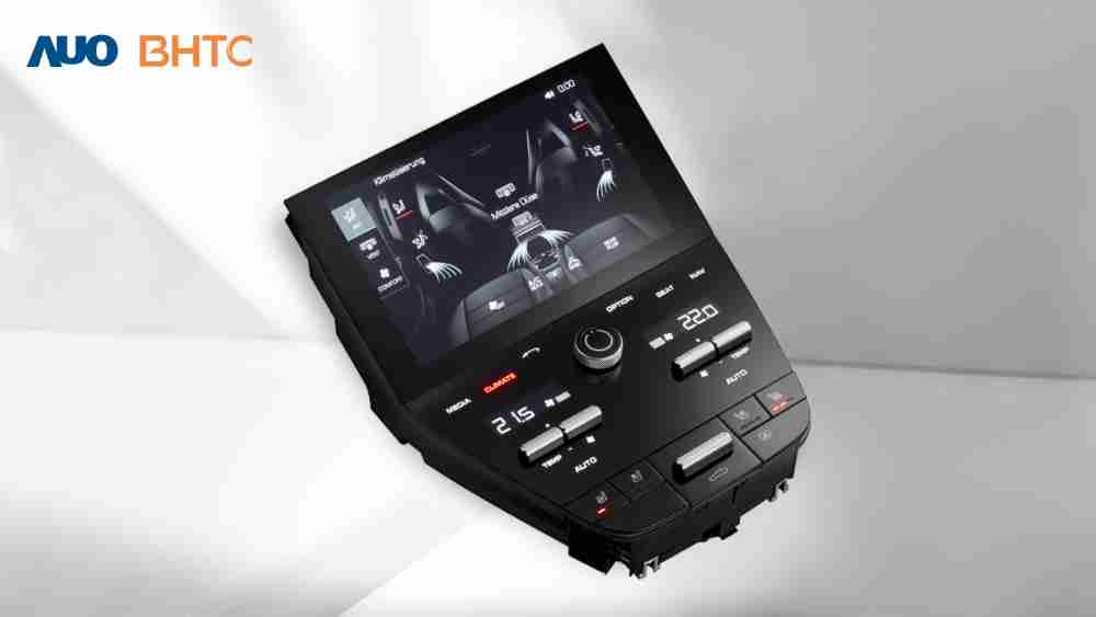 作為友達新生力軍，，，，BHTC所展示的中央與後座鞍部的Display HMI產品，，，，可處理多區恆溫控制、、、顯示畫面，，，呈現仿真3D車室分區；以力傳感技術精準傳遞觸感，，並結合音量及震動反饋，，防止意外啟動，，，提供使用者自然流暢、、、、直觀且輕鬆駕馭的舒適介面