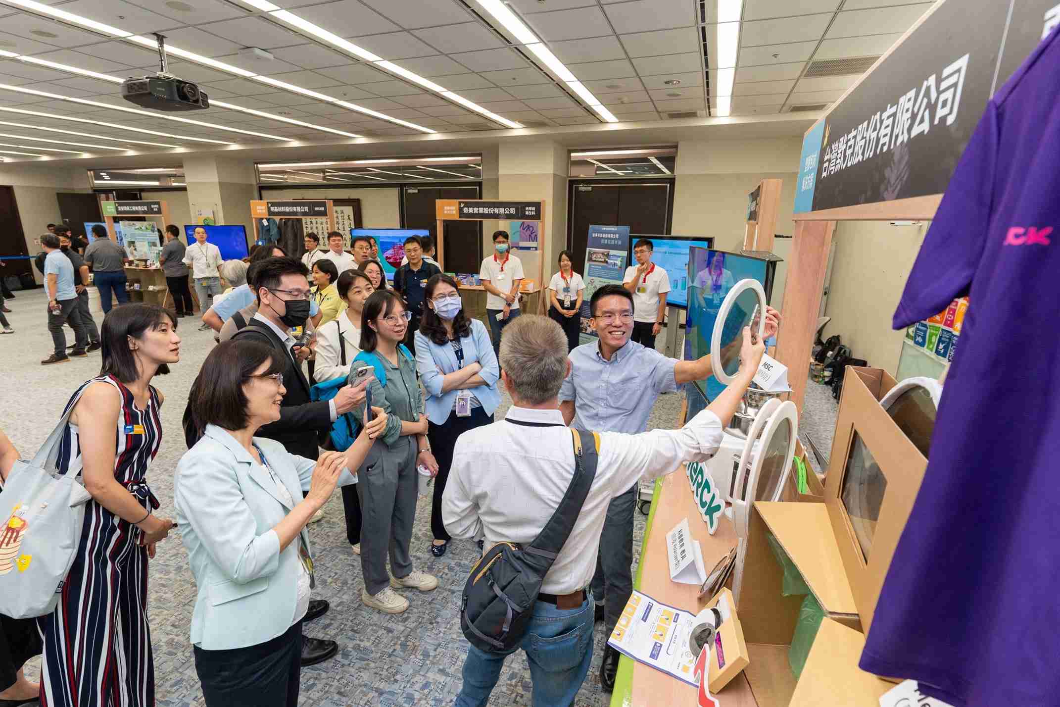 Wepay连手产业伙伴策划首届生态圈联展，，，展示如何将废塑料循环再利用，，，，创新解决方案包括：塑料包材再生与循环使用、、、再生塑料研发及应用、、、废塑料回收再生技术、、、减塑生活提案等