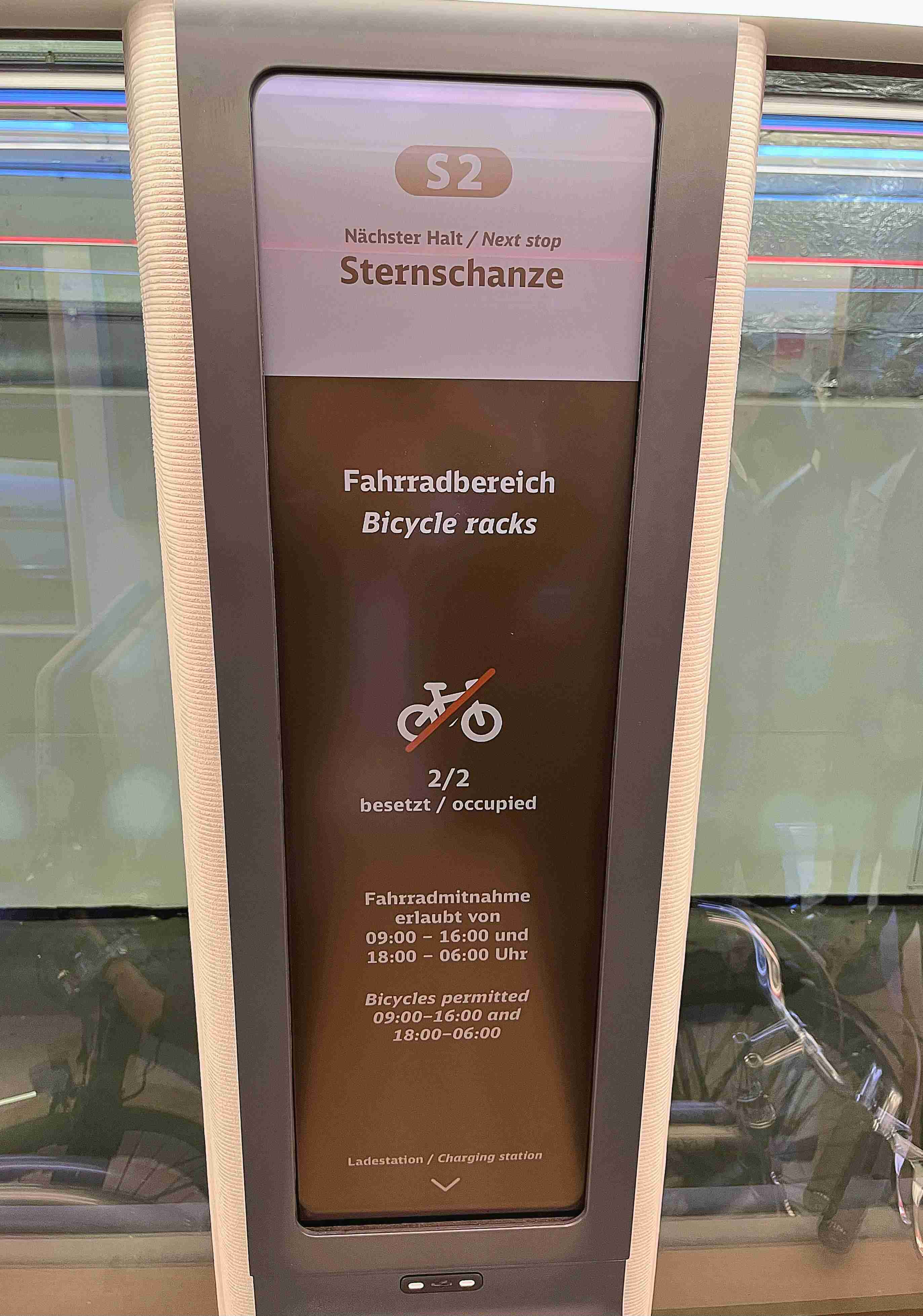 达擎HiRaso显示技术采用胆固醇液晶独特的双稳态特性及反射环境光线的方式，，，，发挥最佳能源运用效率，，，，其仅在更换显示画面时才消耗电力，，在持续静止的画面显示上则为零耗电，，与传统液晶显示技术相比大幅节省90%能耗